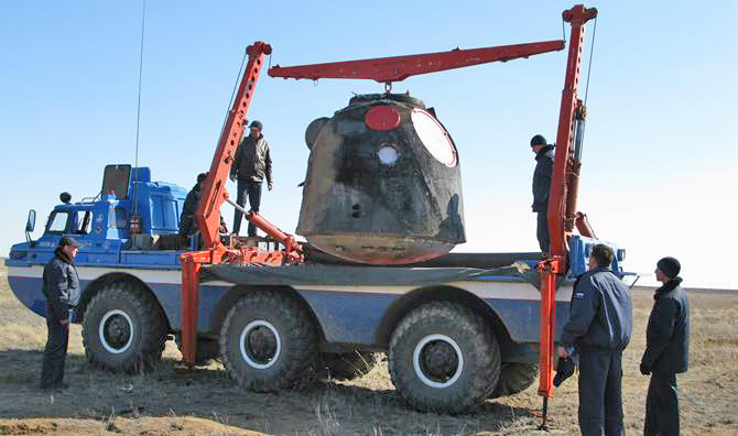 Una prova di carico con una capsula Soyuz issata mediante un sistema appositamente progettato su un autocarro anfibio ZIL-4906.