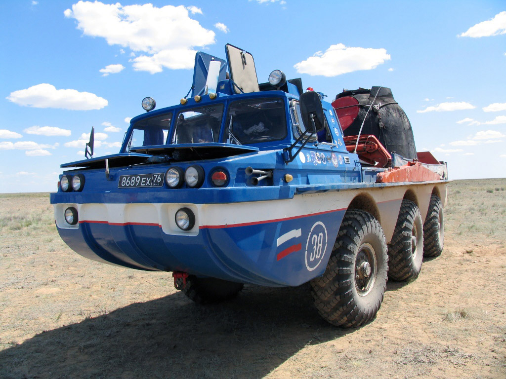 L’autocarro anfibio 6×6 ZIL-4906 nella configurazione per il recupero delle capsule Soyuz.