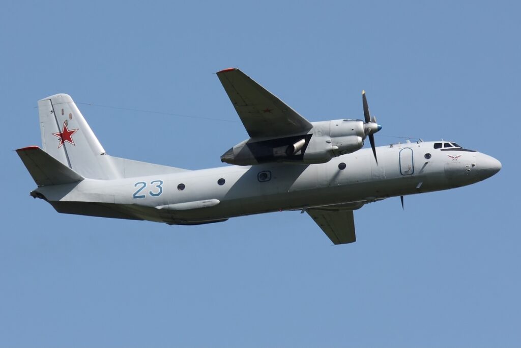 Buona parte del personale destinato all’operazione di recupero di capsula ed equipaggio arriva sull’area dell’intervento con un bimotore Antonov An-26.